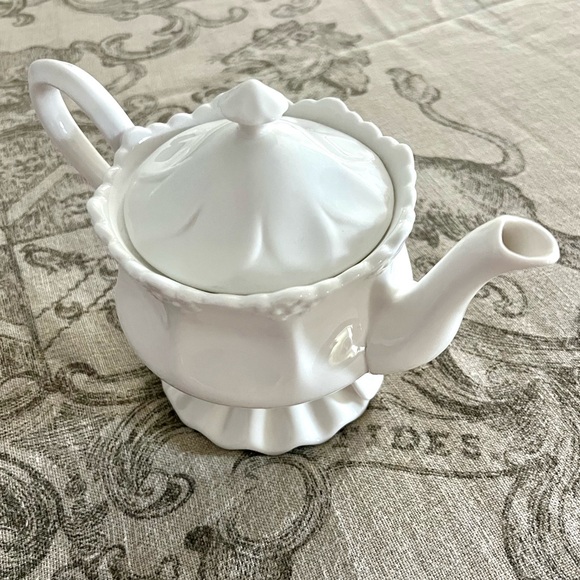 Grace'S Teaware Other - NWT GRACE'S TEAWARE EUROPEAN STYLE CERAMIC VICTORIAN OFF WHITE TEA/COFFEE POT